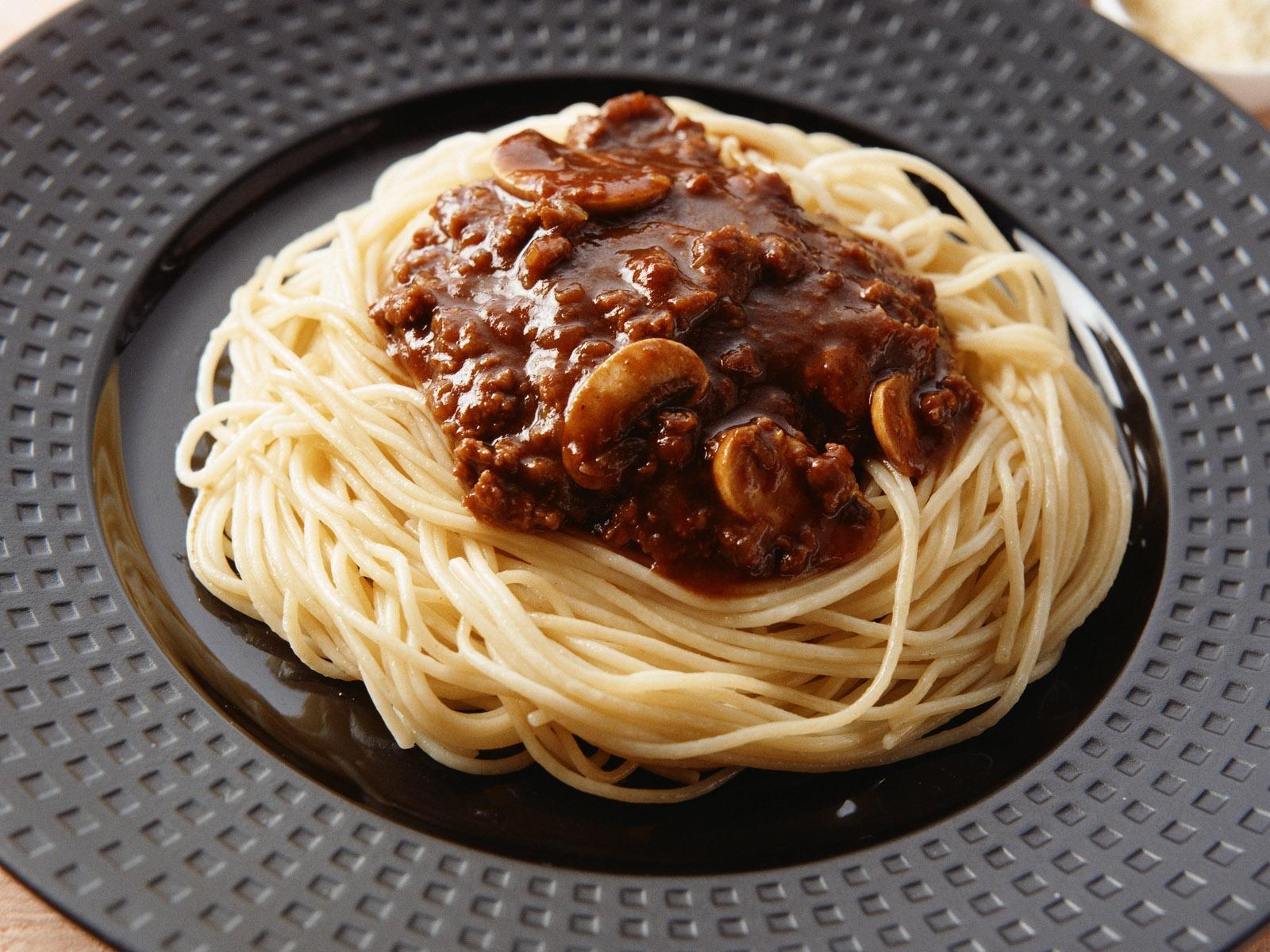 Собака лапша. Спагетти с бефстроганов. Макароны с мясом. Вторые блюда спагетти. Спагетти с говядиной.