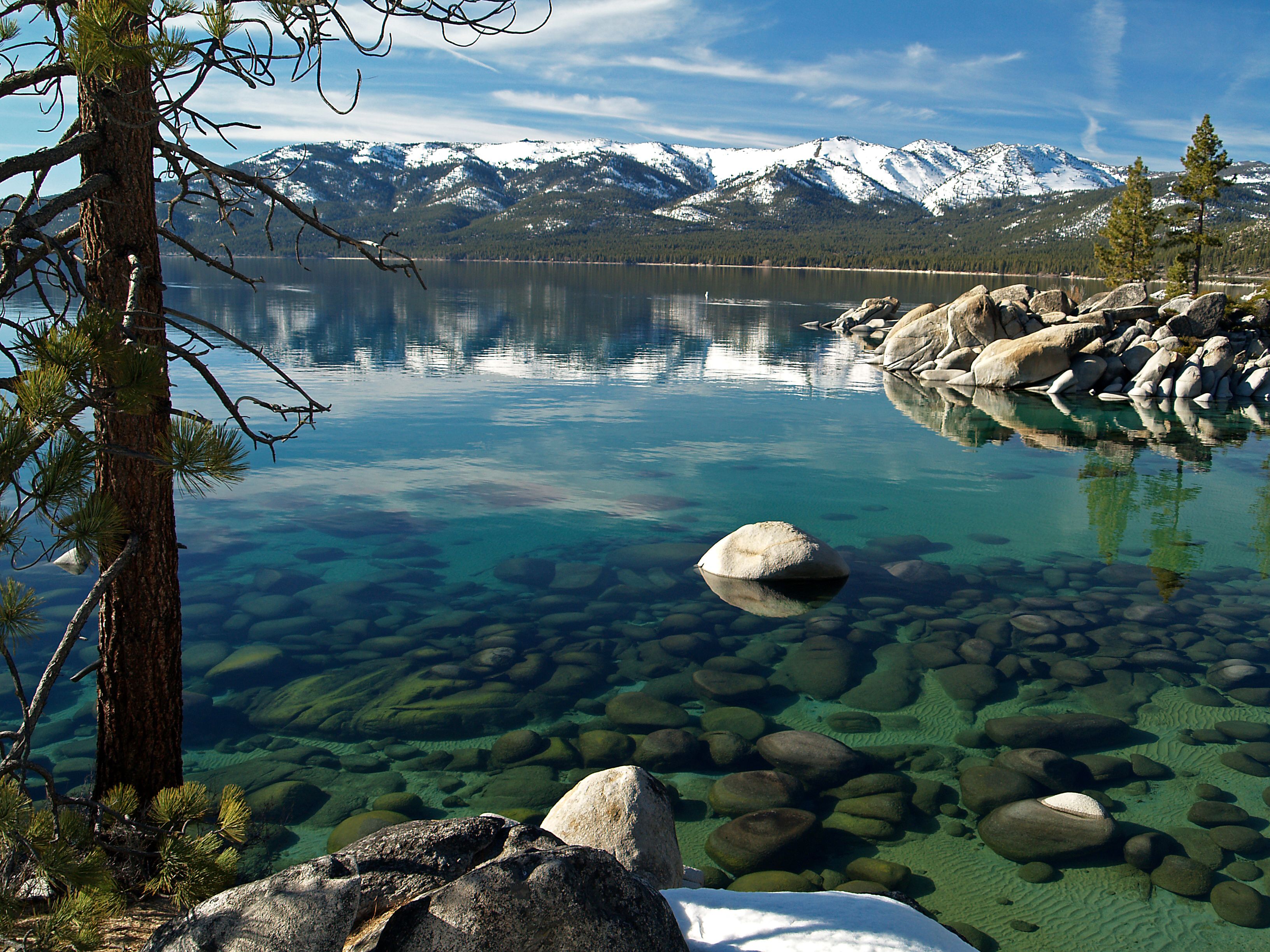 Питьевая вода озеро. Кристально чистое озеро в Канаде. Прозрачное озеро. Озеро камни. Вода в природе.