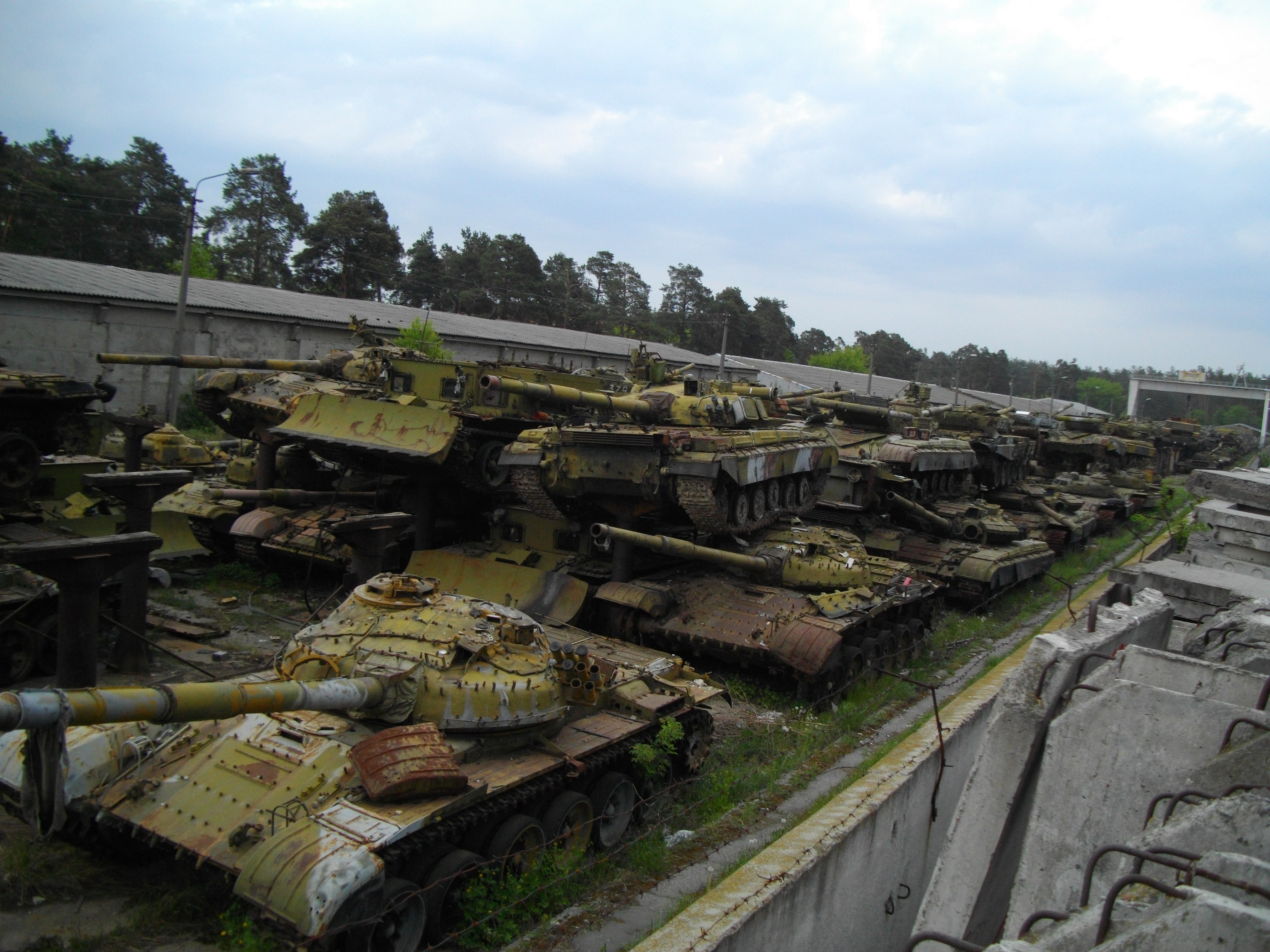 Фотография танк Кладбище танков, свалка танков военные 3648x2736 Танки Армия