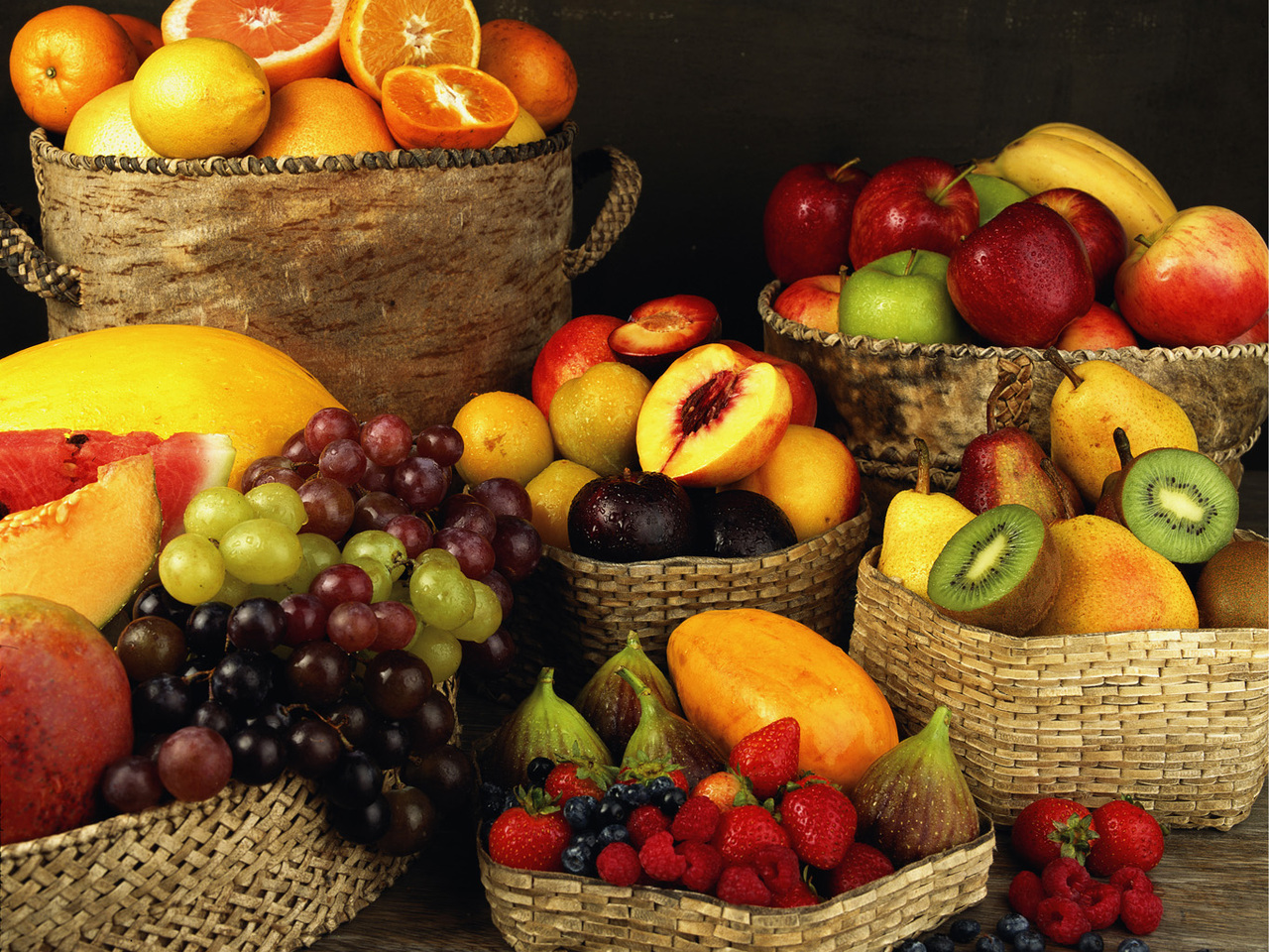 И фрукты там где. Много фруктов. Овощи, фрукты, ягоды. Свежие фрукты. Фрукты картинки.