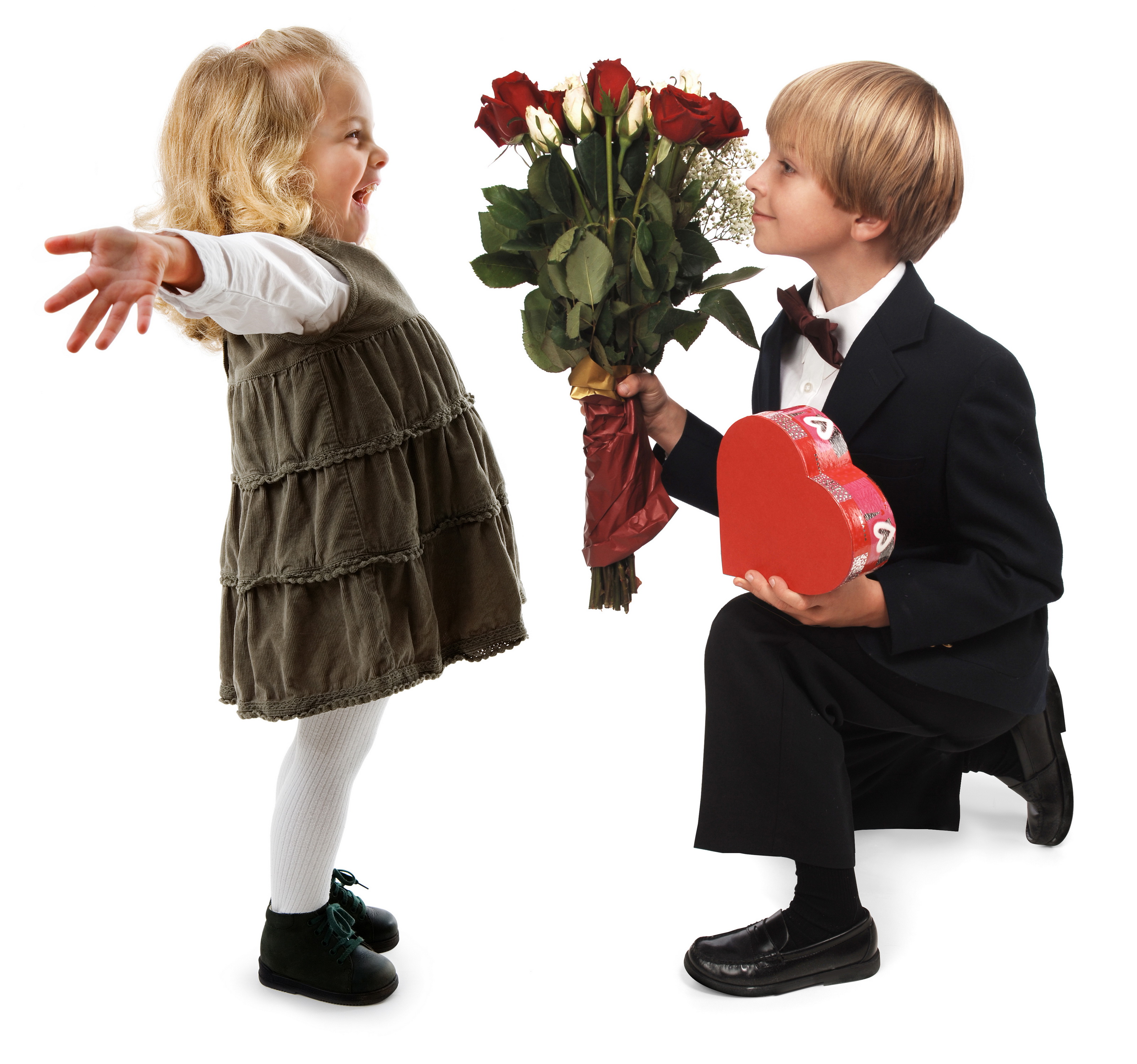 Детский комплимент. Мальчик дарит девочке цветы. Мальчик Дари девочке цветы. Мальчик с цветами. Цвета для мальчиков.