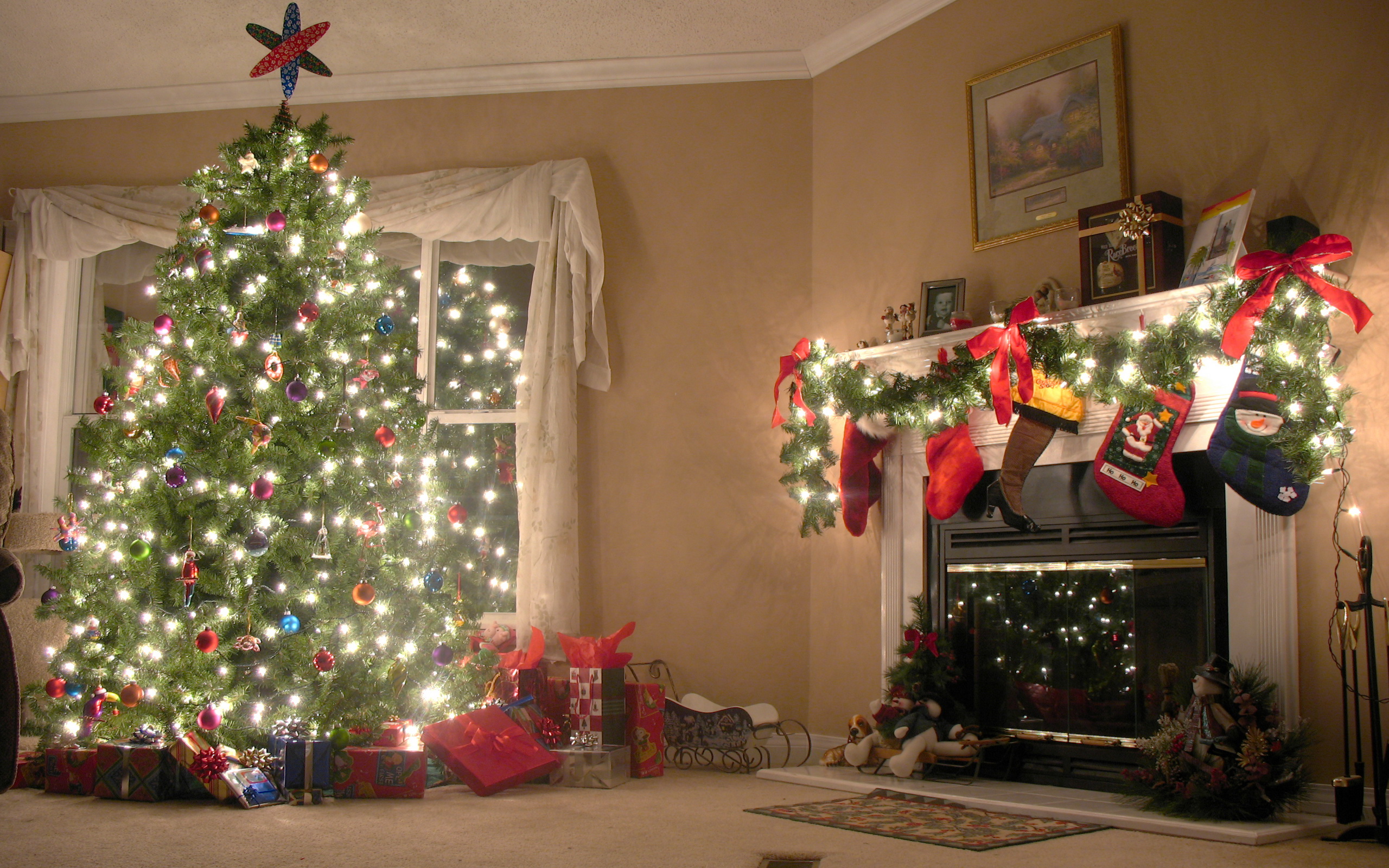 Новый год 2014 цены. Новогодняя комната с елкой. Новогодняя елка. Елка в доме. Рождественская елка.
