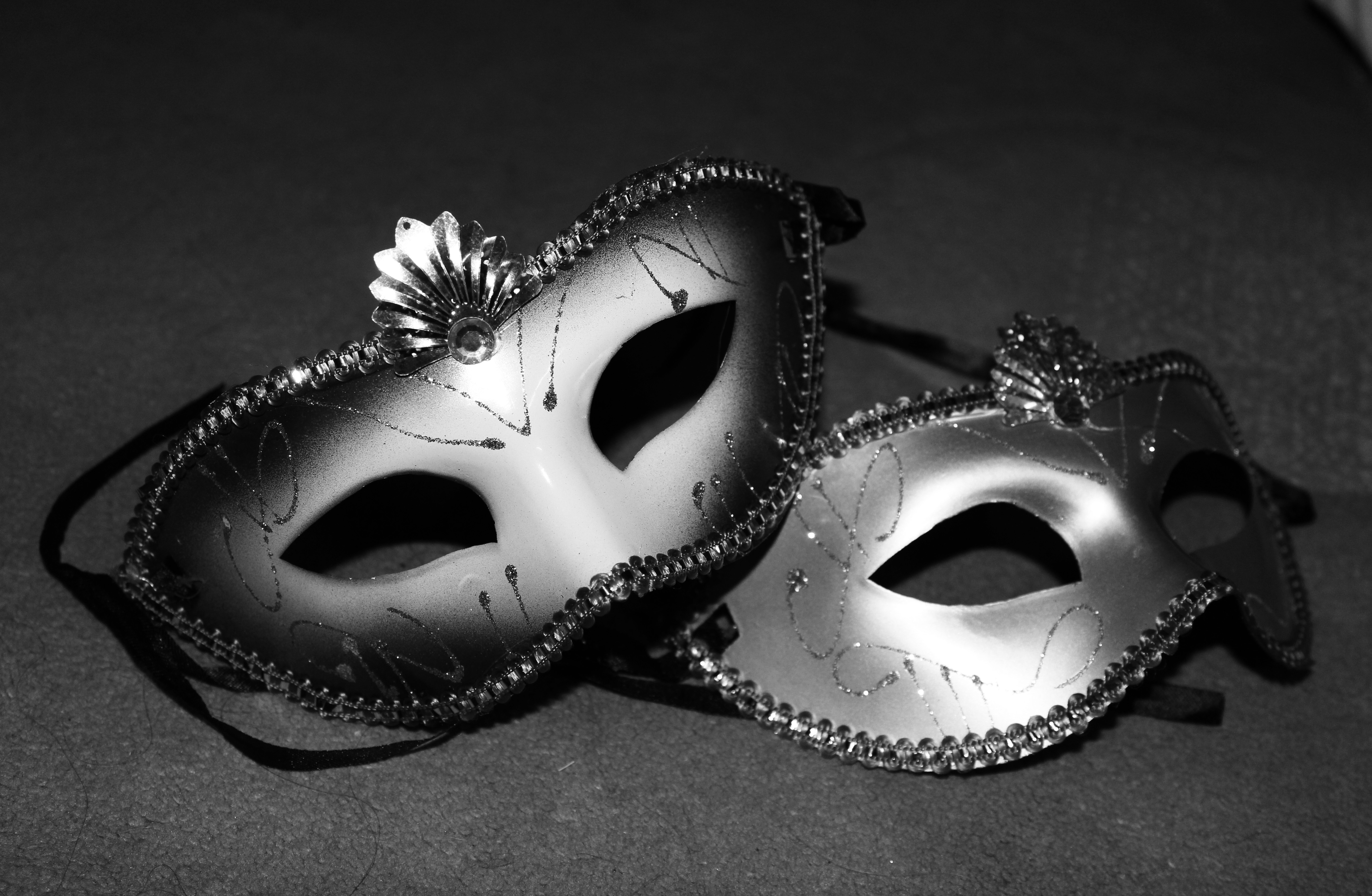Белая театральная маска. Маскарадная маска. Красивые карнавальные маски. Театральные маски. Маска карнавальная черная.