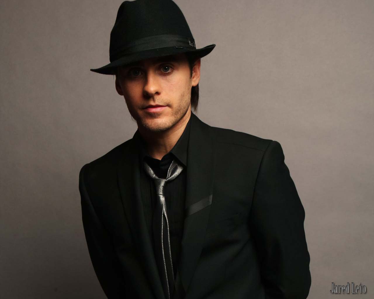 загадочный мужчина. мужчина в черной шляпе. загадочный красивый парень. загадочный мужчина. Isaac carew.