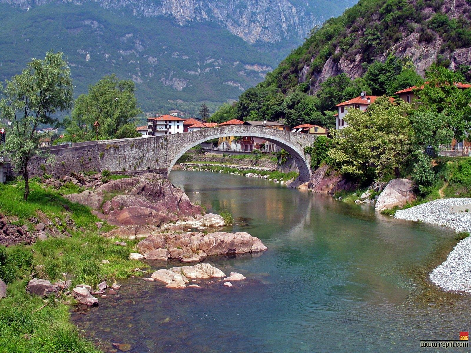 Река на севере италии. Брента река в Италии. Больцано Италия река мост. Ольо река в Италии. Горные реки Италии.