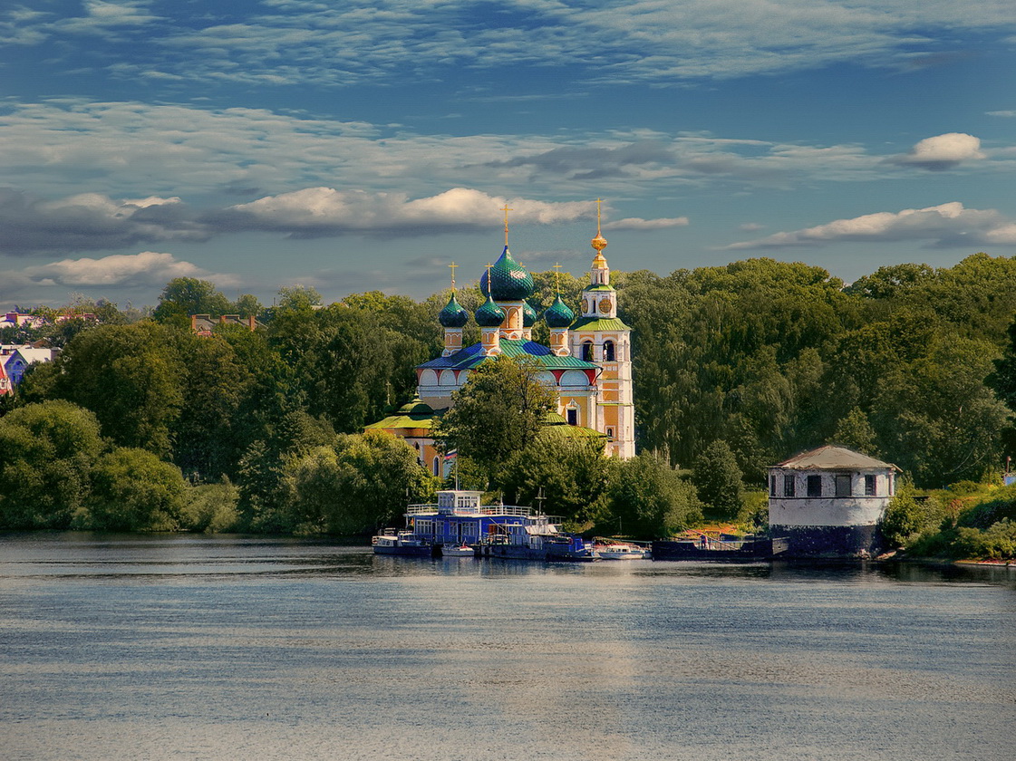 Церкви на берегу волги