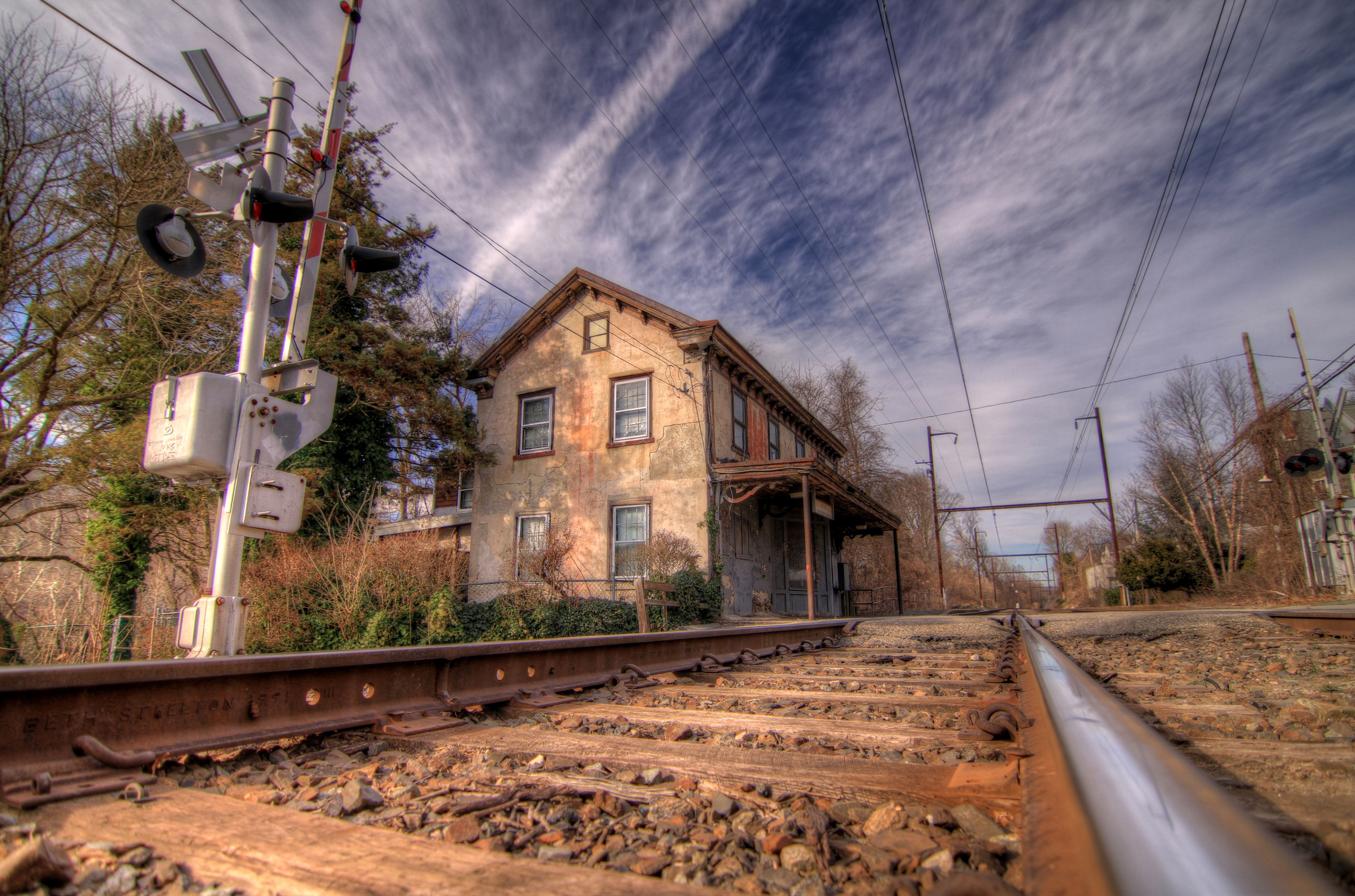 дом вблизи железной дороги