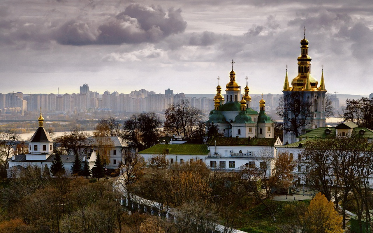 Ukraine. Киево-Печерская Лавра Украина. Киево-Печерская Лавра (г. Киев). Яблоневый сад Киево-Печерского монастыря. Киево-Печерская Лавра достопримечательности.