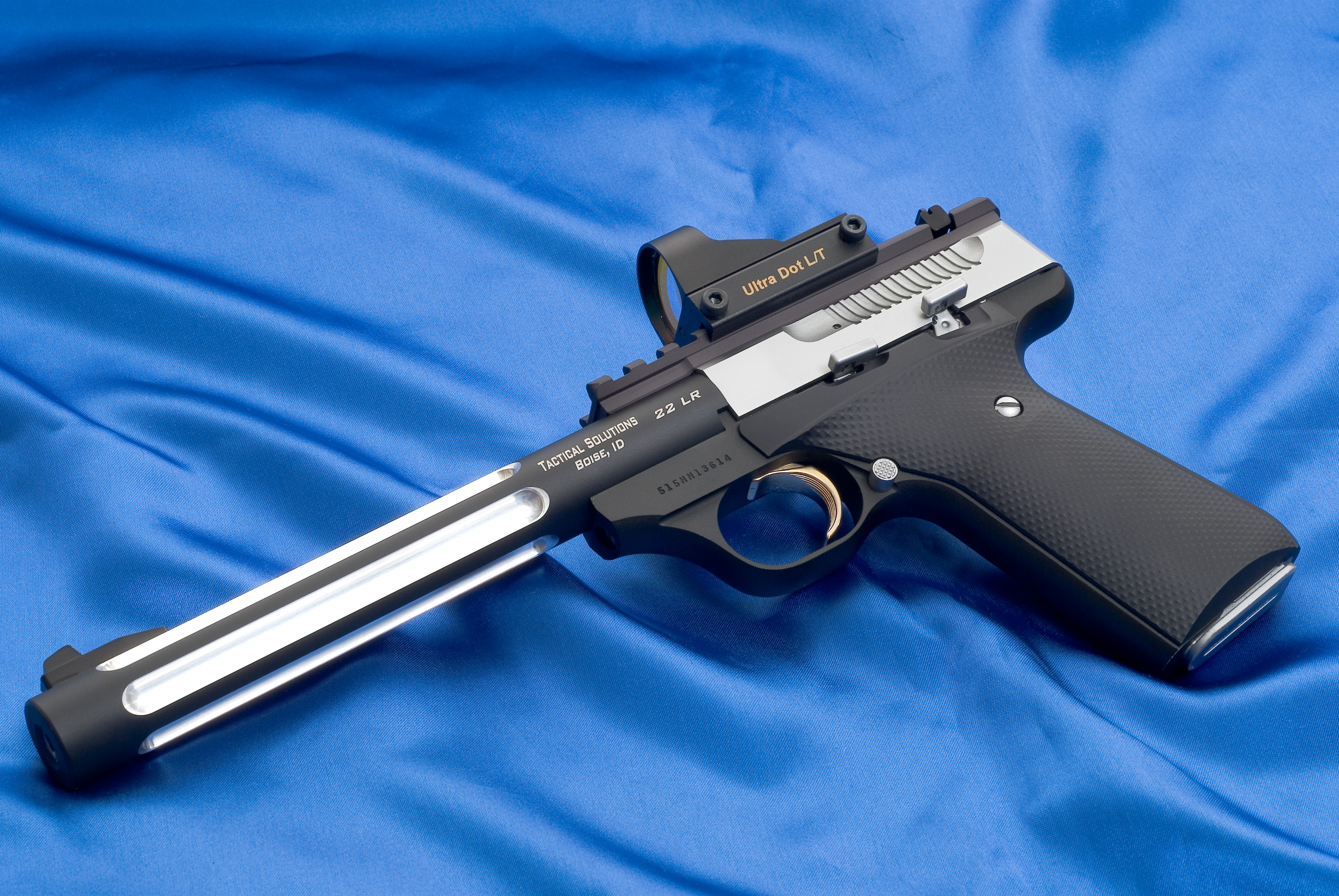 Армейские пистолеты. Beretta u22 Neos. Beretta u22 Neos с глушителем. Кимбер 1911 с глушителем.
