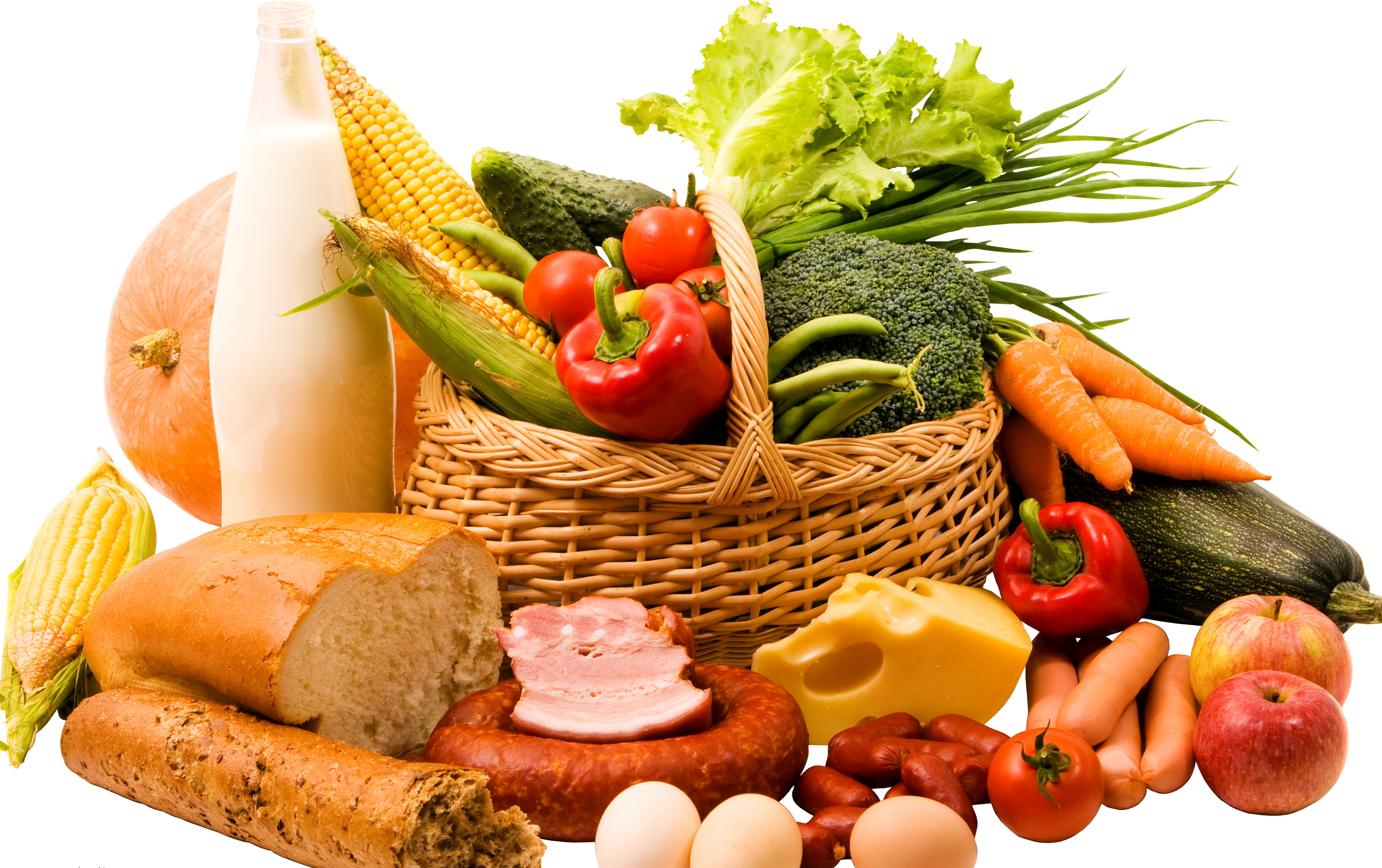 Свежие овощи и сыры. Продукты. Продукты питания. Корзинка с продуктами. Корзина с овощами.