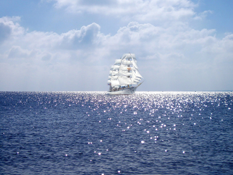 Белый корабль на море