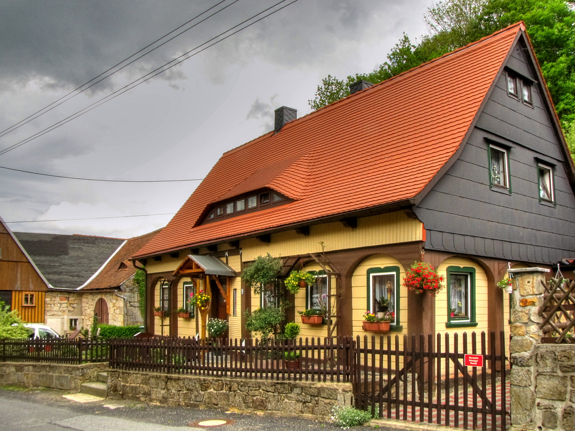Сейчас главное не красивый дом. Бавария Германия частный сектор пригород. Деревня домиков Зеельбахе Германия. Деревенские домики в Германии. Коттеджи в германской деревни в Германии.