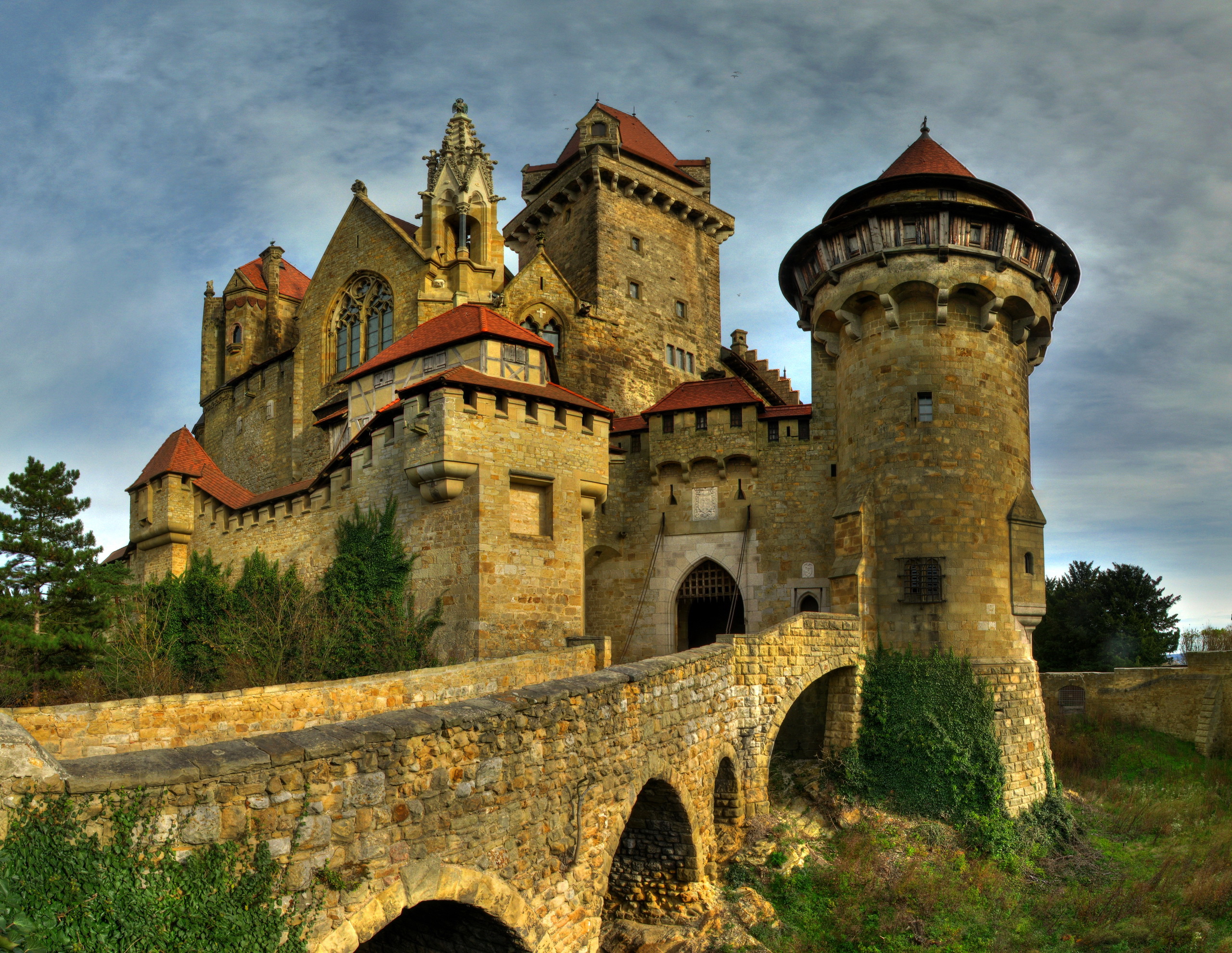 Www zamok. Замок Кройценштайн Австрия. Замок крезеншьейн Австрия. Замок рапотенштайн Австрия. Средневековой замок Кройценштайн.