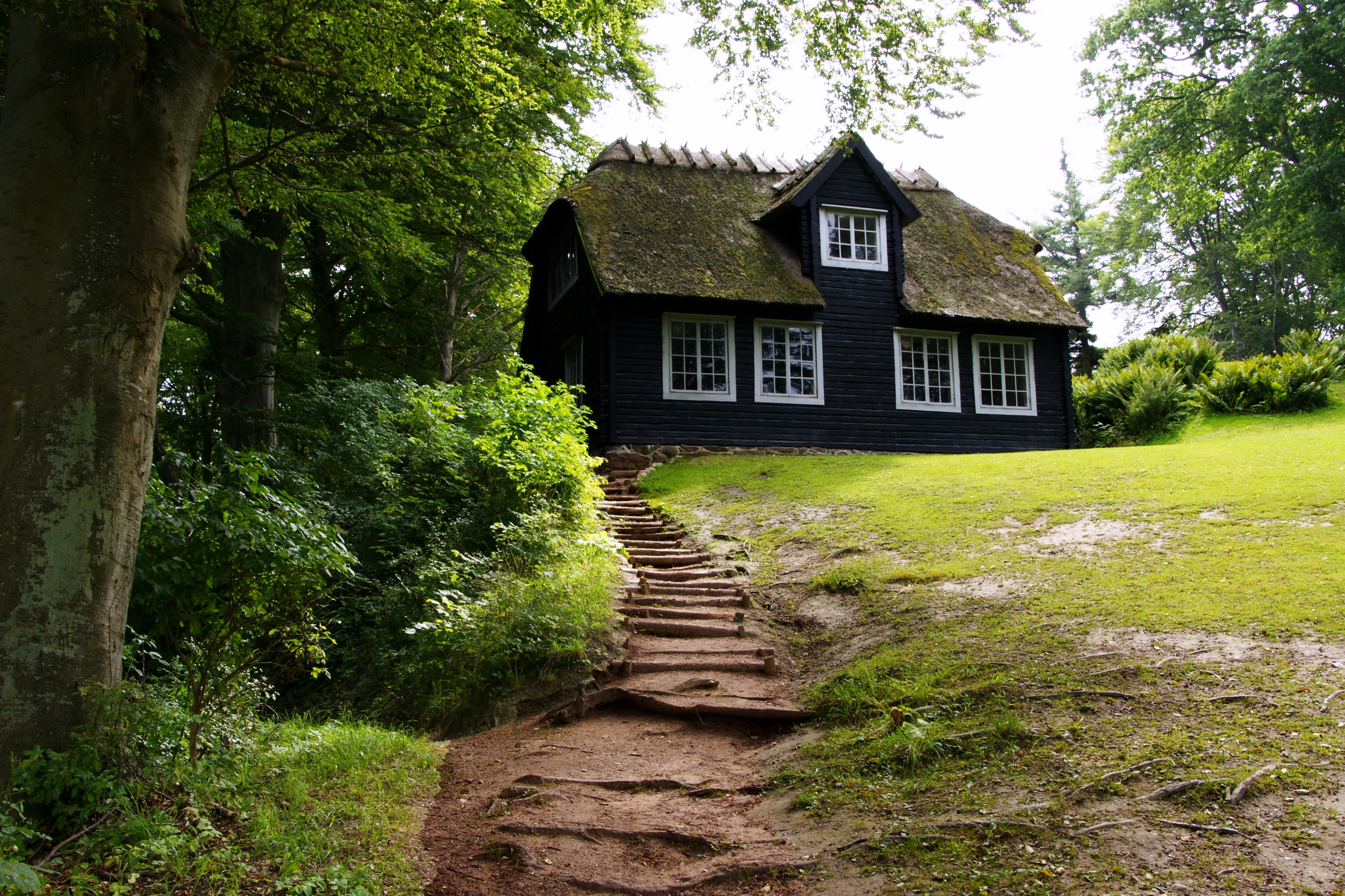 Обои старый дом. Деревенские каменные изгороди Германии. Старый домик. Деревенский домик. Старый домик в лесу.