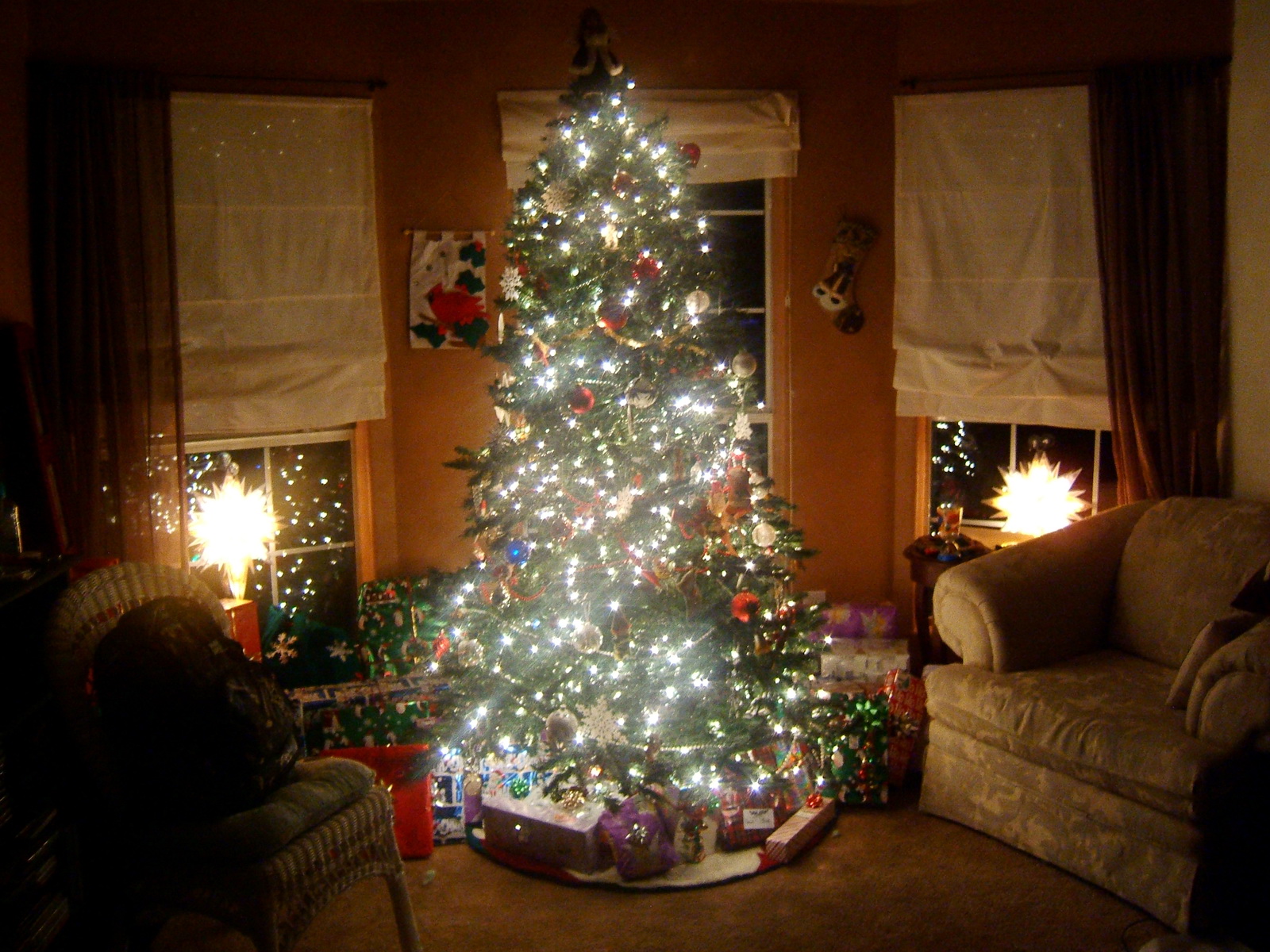 Дом елка новый год. Елка в доме. Новогодняя елка дома. Рождественская елка домашняя. Новогодняя ночь в доме с елкой.