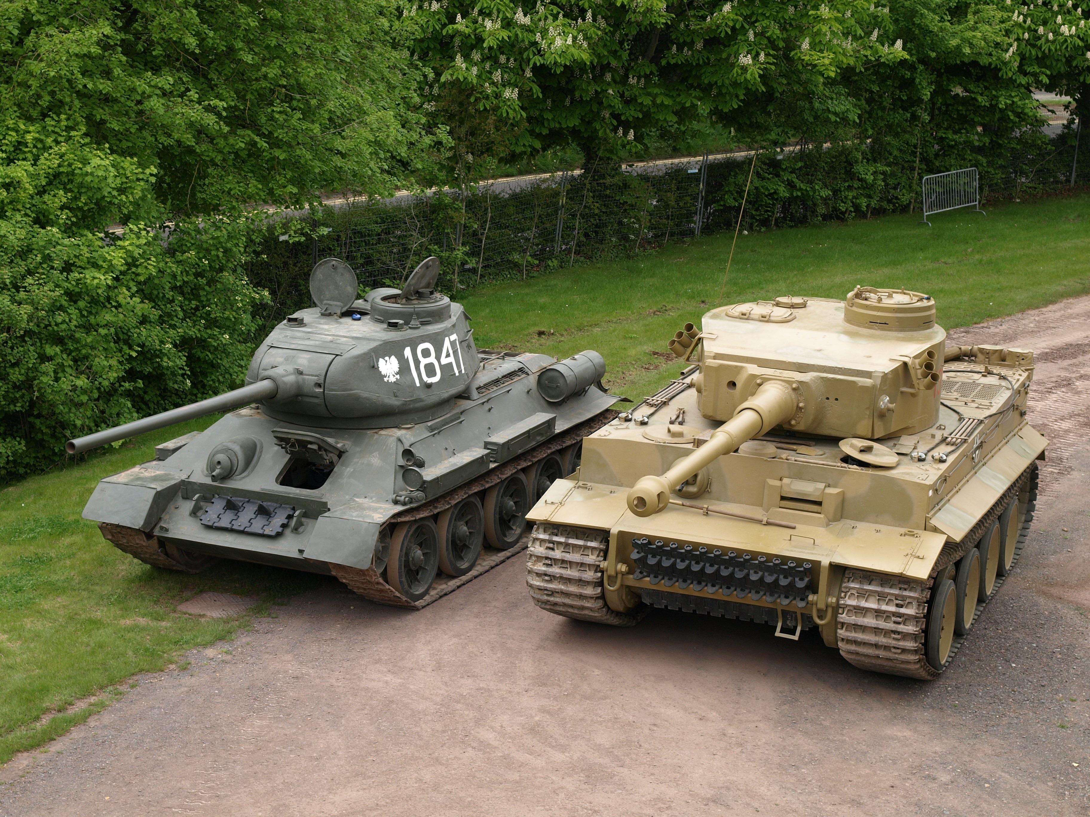 Чи ис. Т 34 85. Т 34 И тигр. Танк тигр и т34 85. Танк т-34-85.