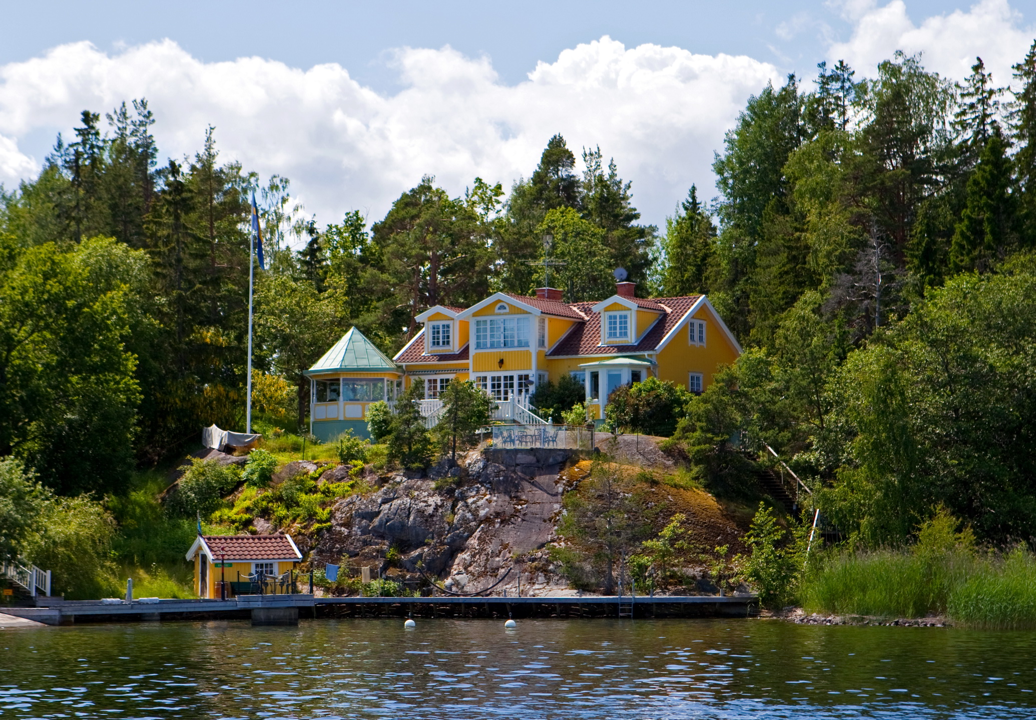 Дом на реке юг. Озеро Оснен Швеция. Дом у озера Солнечногорский район. Дом у озера (США, 2006). Дом у озера Швеция.
