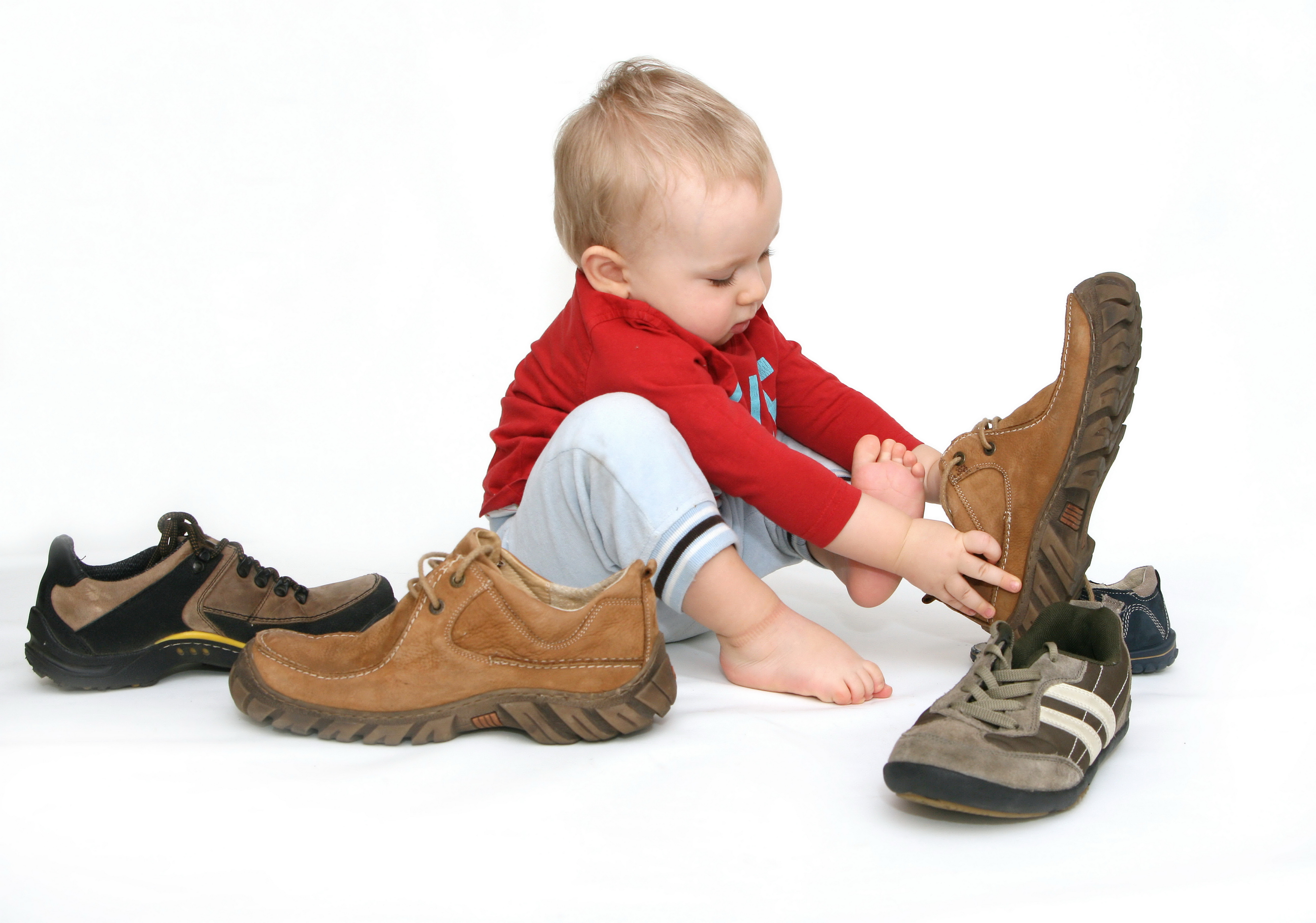 Лучшая обувь для малышей. Детская обувь. Одежда и обувь для детей. Детские ноги в обуви. Детский обувь мальчику.