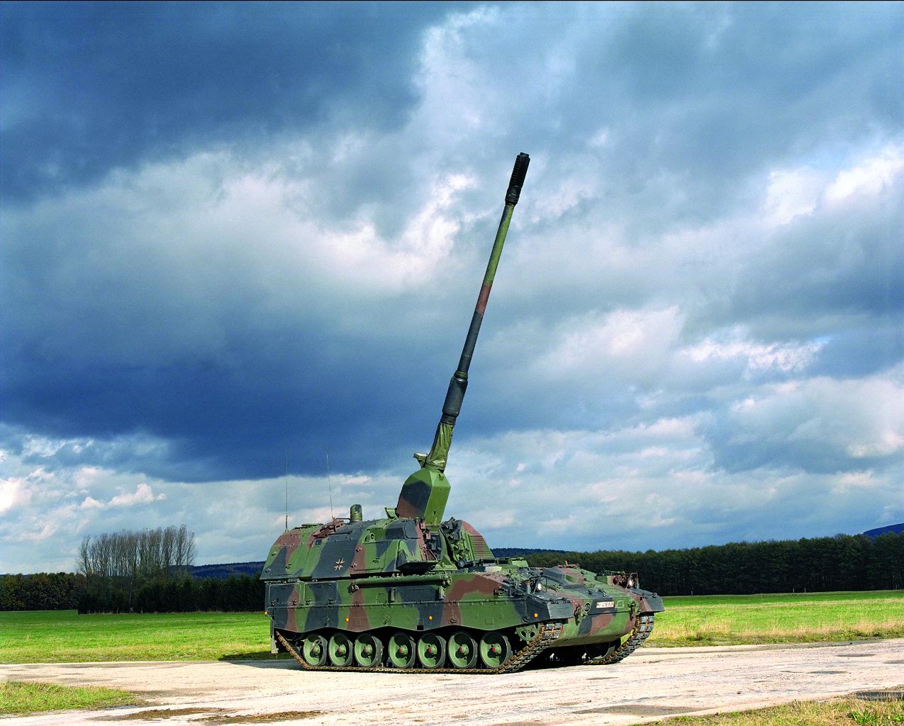Немецкие артиллерийские танки. САУ PZH 2000. PZH 2000 самоходные гаубицы. 155-Мм самоходных гаубиц PZH-2000. Немецкая гаубица PZH 2000.