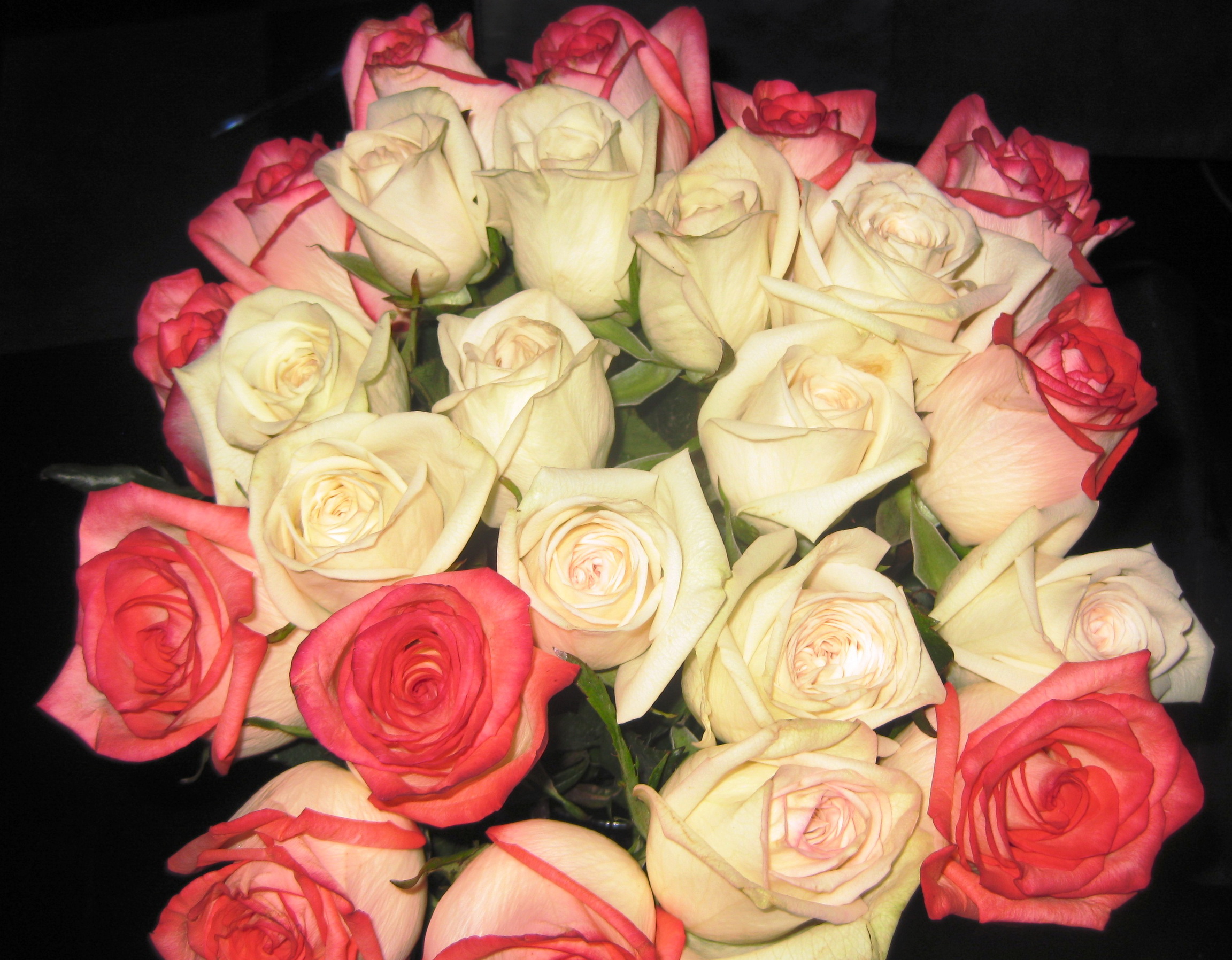 Фото реальных букетов цветов дома. Красивый букет роз. Красивый букет дома. Живые розы букет. Букет роз дома.