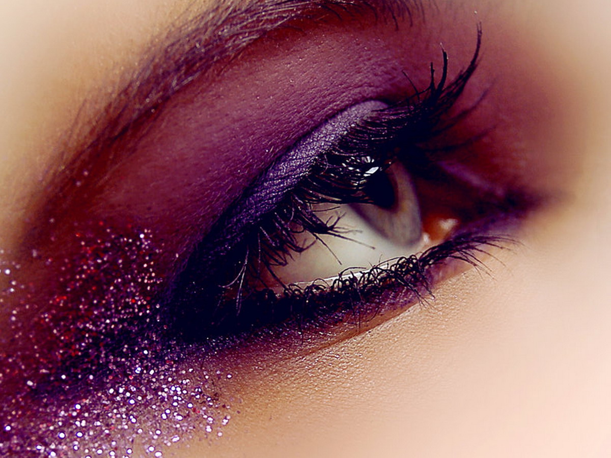 У женщины блестят глаза. Красивые глаза. Женские глаза. Макияж с блёстками на глазах. Макияж с фиолетовыми блестками.