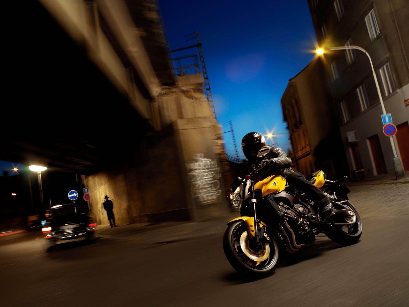 Желтый мотоцикл на ночной дороге скачать