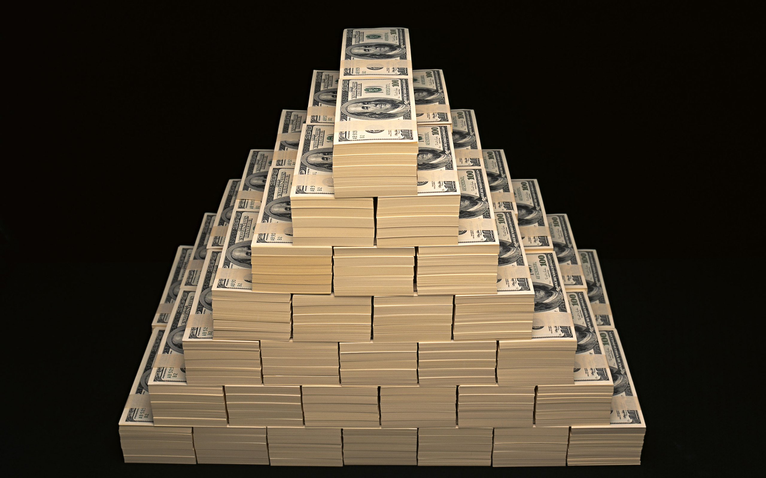 4400 долларов. Пирамида из доллара. Гора денег. Много долларов. Куча денег.