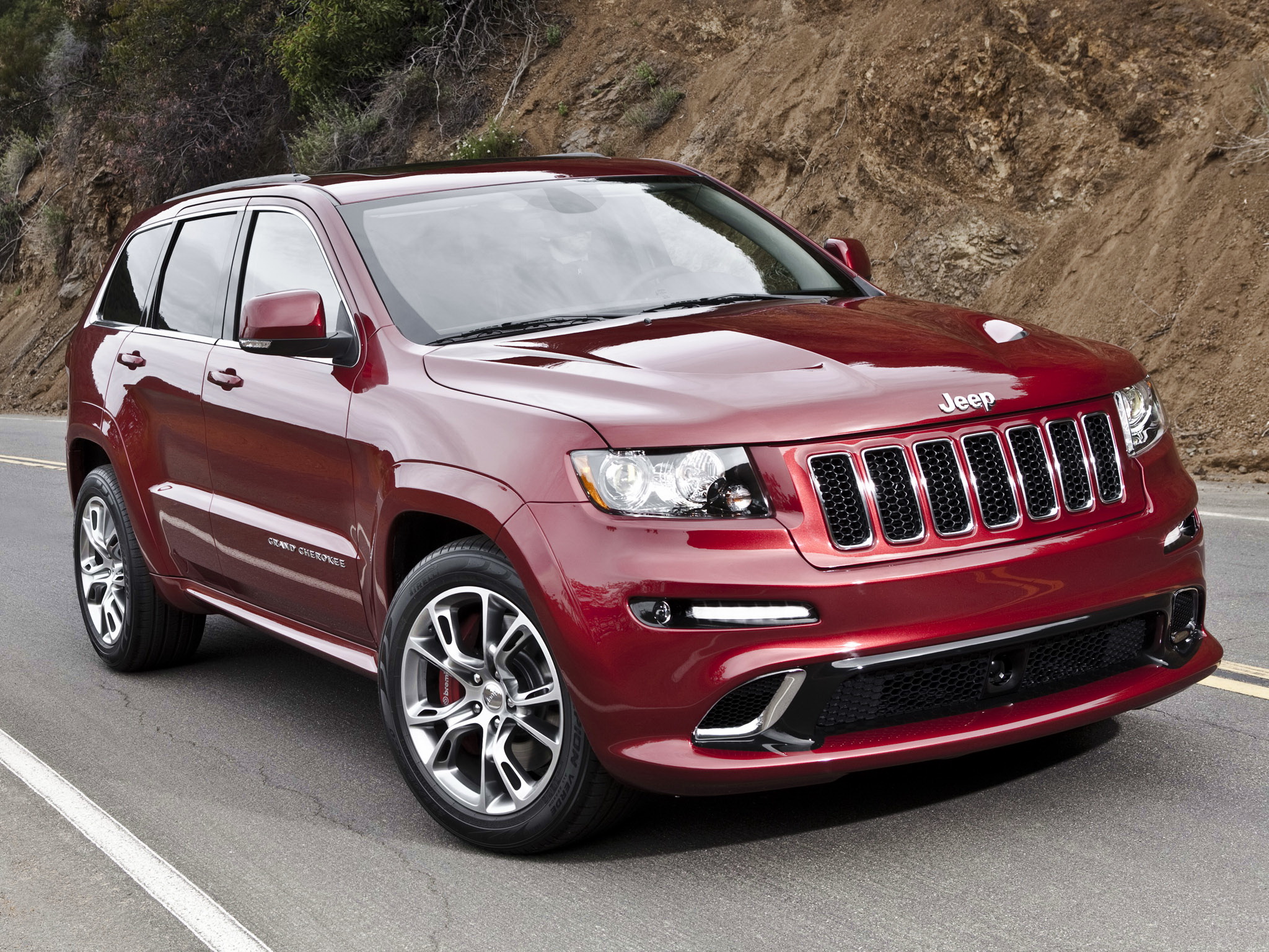 красный автомобиль джип Jeep Grand Cherokee SRT загрузить