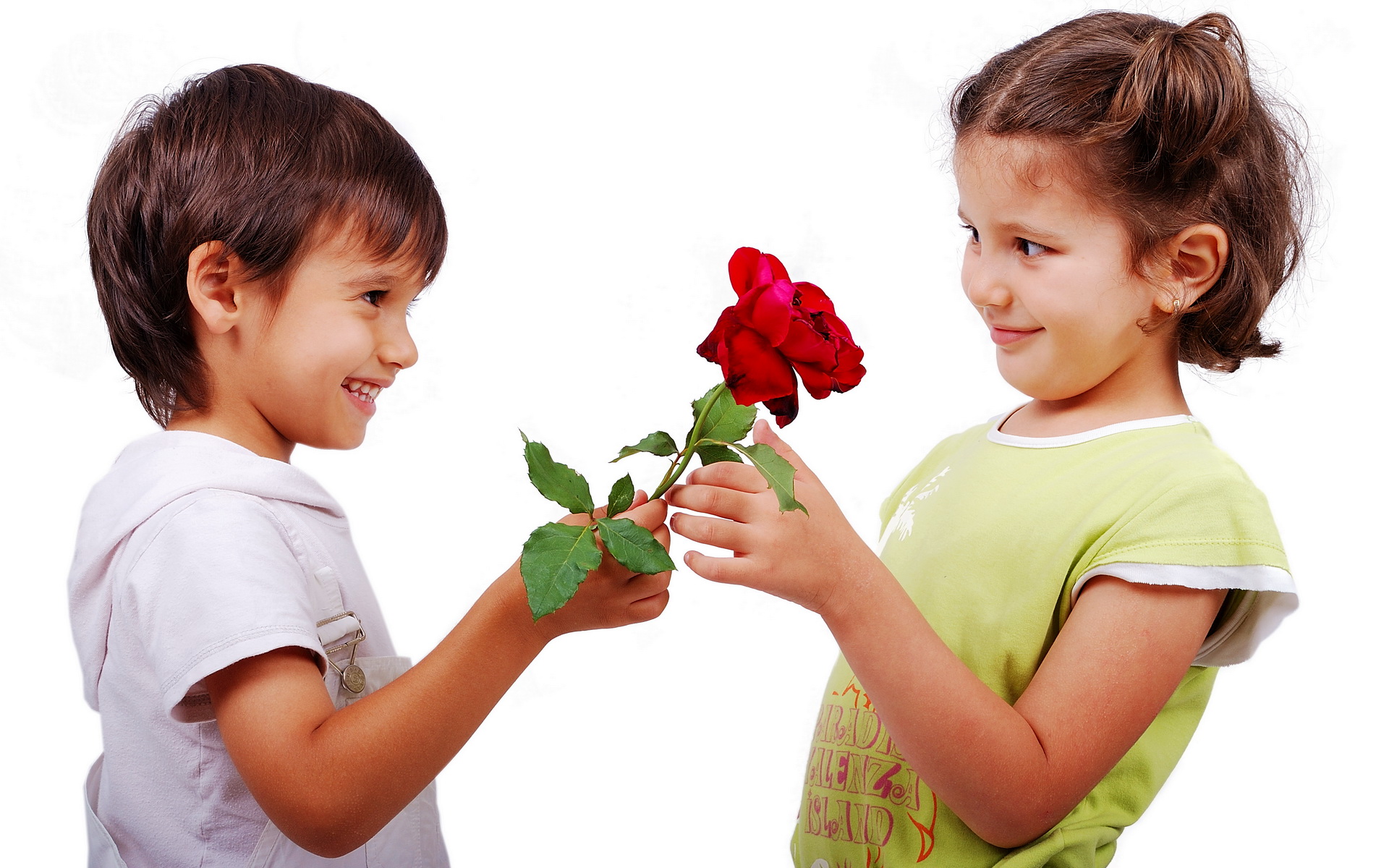 Розочкой ребенка. Дети с цветами. Мальчик с цветами. Мальчик дарит девочке цветы. Мальчик и девочка с цветами.