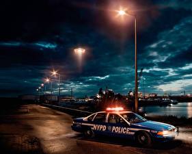 Картинка Полицейские Уличные фонари Ночью автомобиль