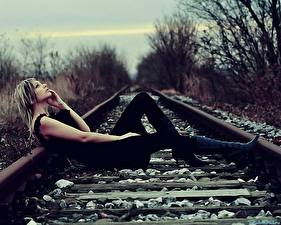 Фотографии Железные дороги Рельсах девушка