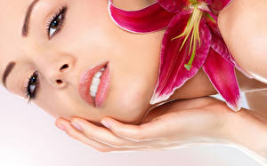 Обои Лилии Лицо молодая женщина