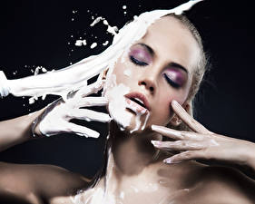 Фото Молоко Лицо Рука молодая женщина