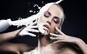 Картинка Молоко Руки Лицо молодые женщины