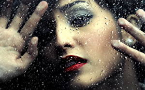 Картинки Пальцы Лица Стекло Капли Руки девушка