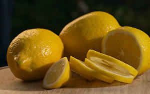 Обои Фрукты Лимоны 2 лимона и 1 в нарезке Продукты питания