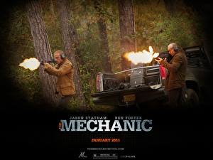 Фото Механик герои стреляют из автоматов в лесу