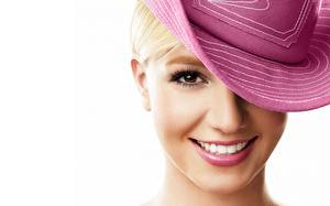 Обои Бритни Спирс улыбается в розовой шляпке Музыка