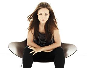 Фотографии Оливия Вильде сидит на стуле