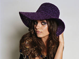 Фотографии Mila Kunis в сиреневой шляпе
