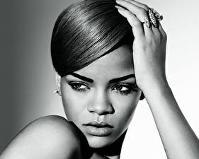 Обои Rihanna черно белое фото