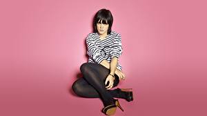 Фотография Lily Allen сидит у стенки в полосатой кофте