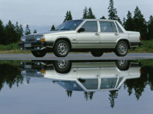 Фотография Вольво volvo 760 отражается в луже машины