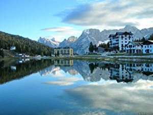 Картинка Городки рядом с озером в горах