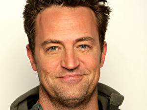 Картинка Matthew Perry улыбается и слегка небритый