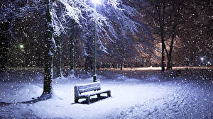 Обои Сезон года Зима Снегу Скамейка Уличные фонари Природа