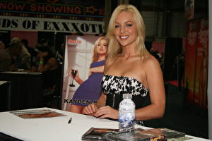 Обои для рабочего стола Kayden Kross Платья молодая женщина