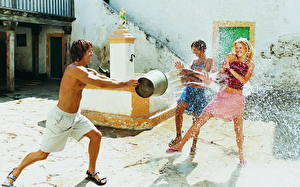 Обои парень обливает девушек Юмор