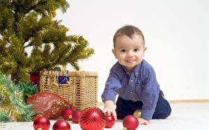 Фото Новый год Мальчишка Новогодняя ёлка Шар Дети