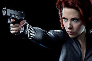 Картинки Мстители (фильм, 2012) Scarlett Johansson Пистолетом Знаменитости Девушки